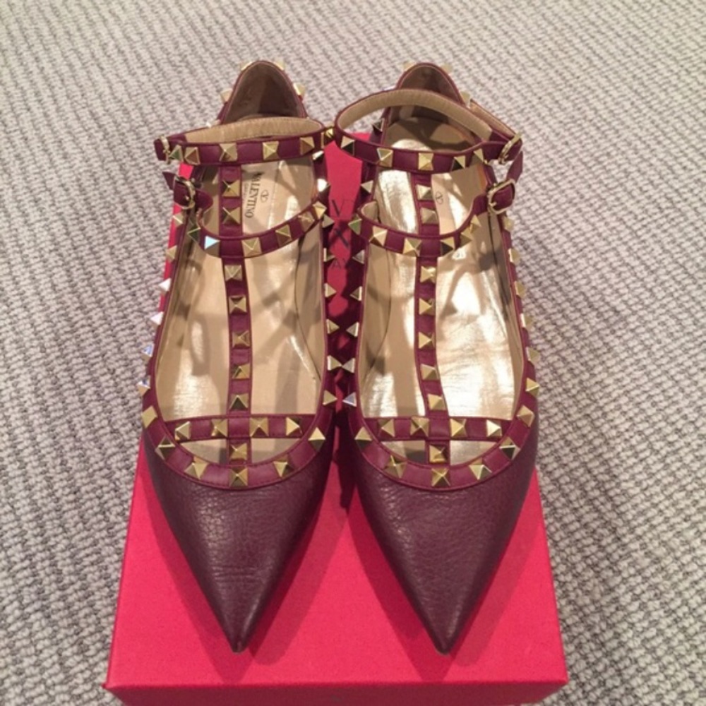 - 💯% Authentic. Valentino rockstud flats.
